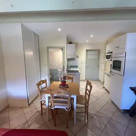 Vue 2/3 Pers 1 Bed + 1 Cot Apartment