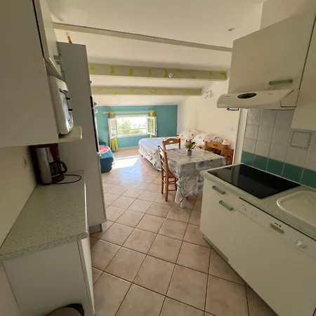 Vue 2/3 Pers 1 Bed + 1 Cot Apartment Farinole